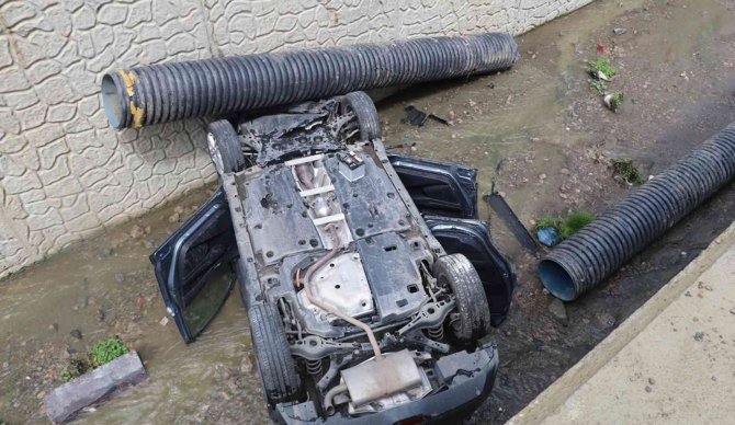 Park halindeki araca çarpan otomobil dereye uçtu: 2 yaralı