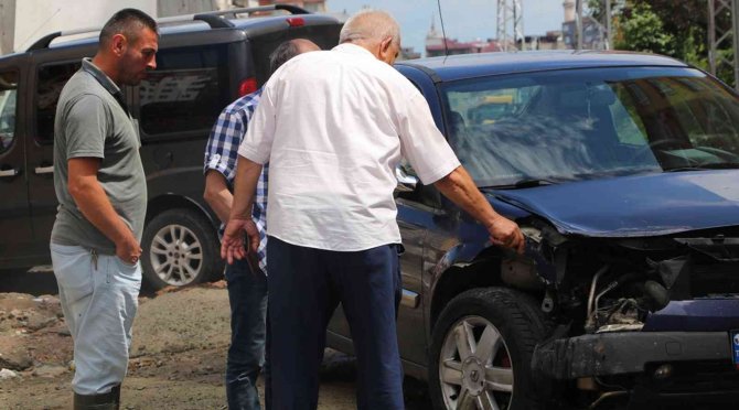 Park halindeki araca çarpan otomobil dereye uçtu: 2 yaralı