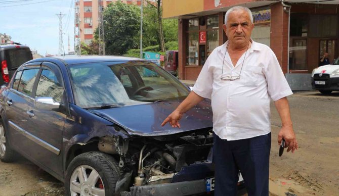 Park halindeki araca çarpan otomobil dereye uçtu: 2 yaralı