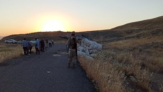 Saman yüklü traktör devrildi: 2 yaralı
