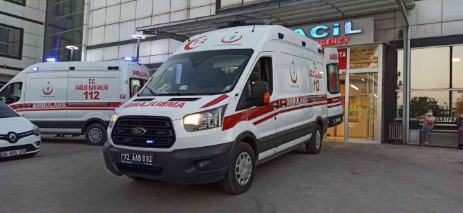 Saman yüklü traktör devrildi: 2 yaralı