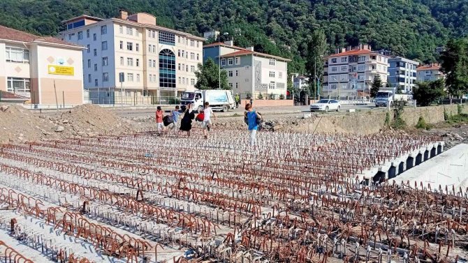Selde yaya geçitleri yıkıldı, vatandaşlar inşaat halindeki köprüden geçiyor
