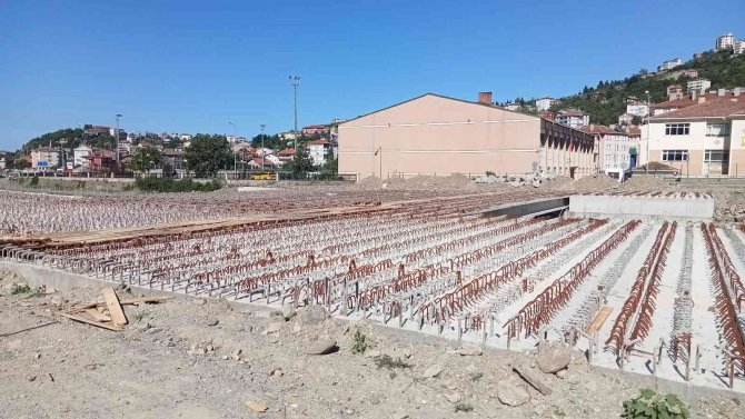 Selde yaya geçitleri yıkıldı, vatandaşlar inşaat halindeki köprüden geçiyor