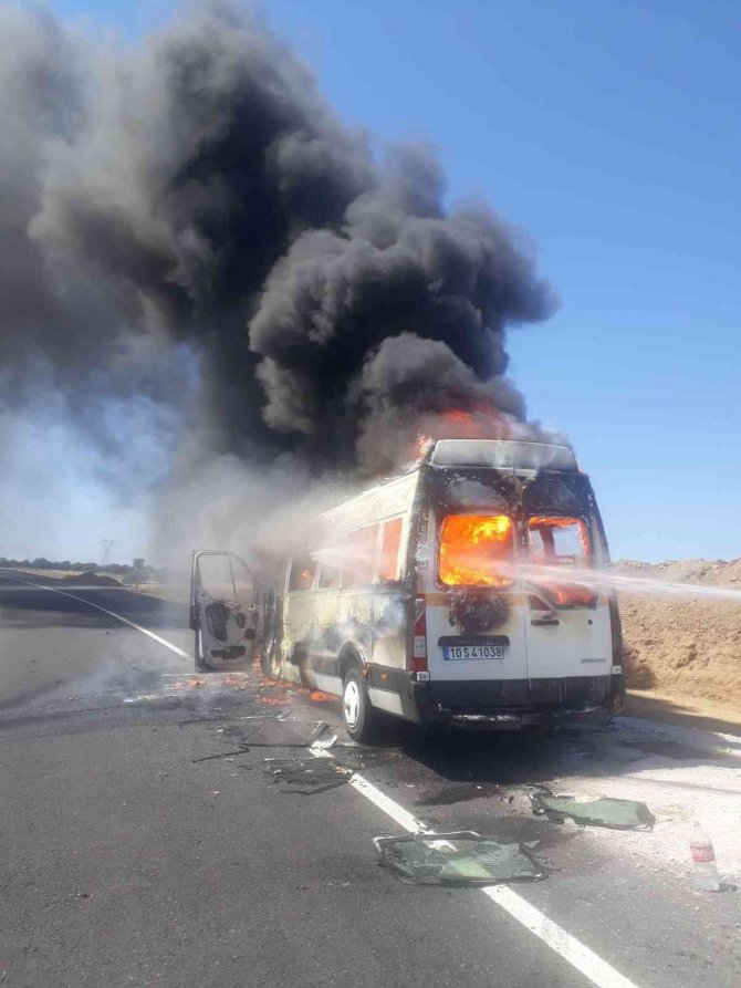 Servis aracı alev alev yandı