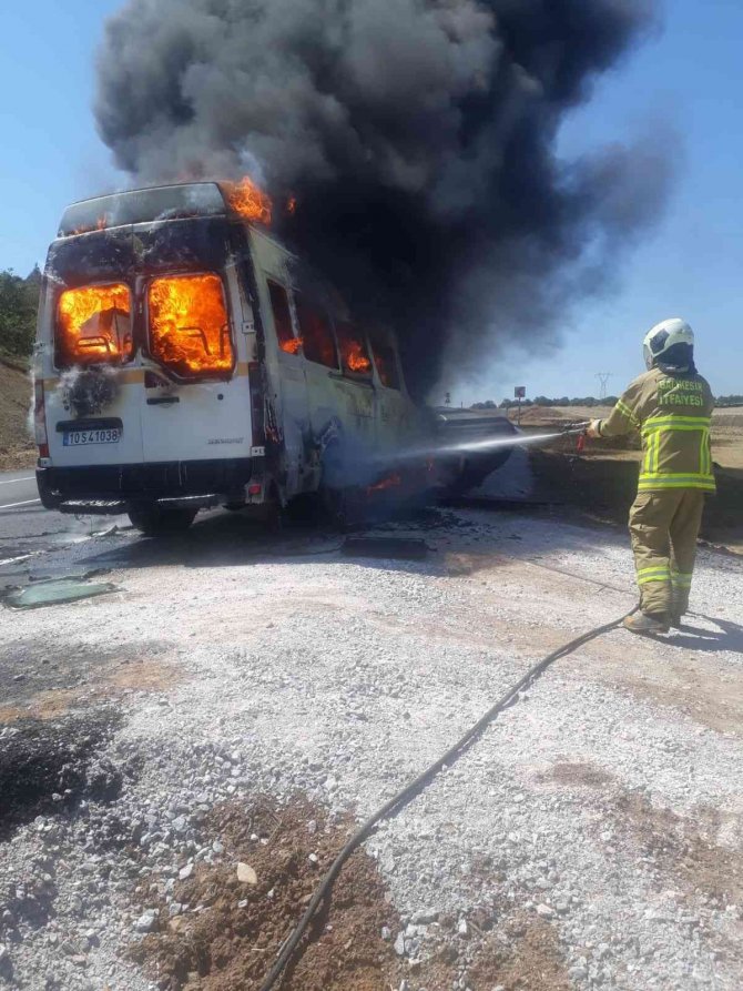 Servis aracı alev alev yandı