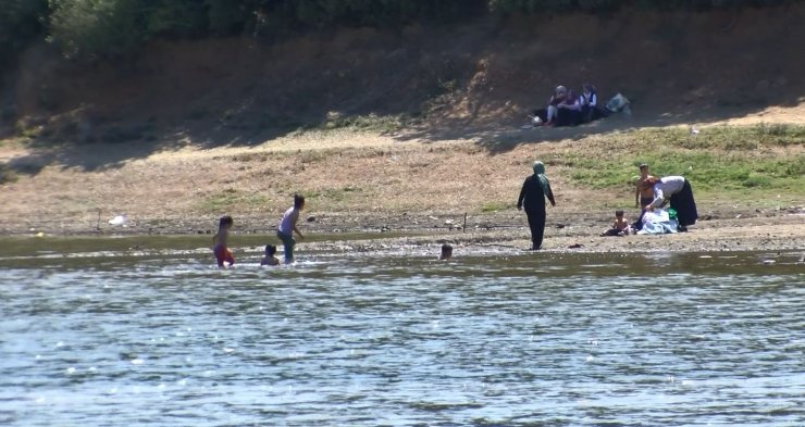 Tehlikeli uyarısına aldırmadan gölde yüzdüler