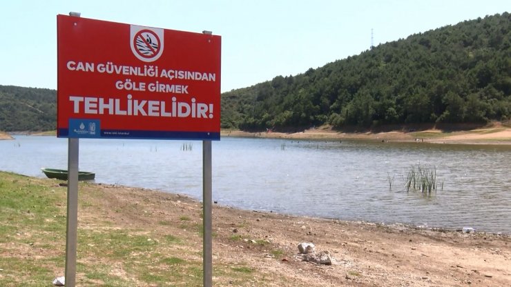 Tehlikeli uyarısına aldırmadan gölde yüzdüler