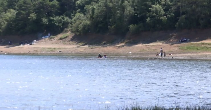 Tehlikeli uyarısına aldırmadan gölde yüzdüler