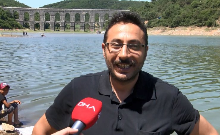 Tehlikeli uyarısına aldırmadan gölde yüzdüler