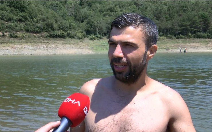 Tehlikeli uyarısına aldırmadan gölde yüzdüler