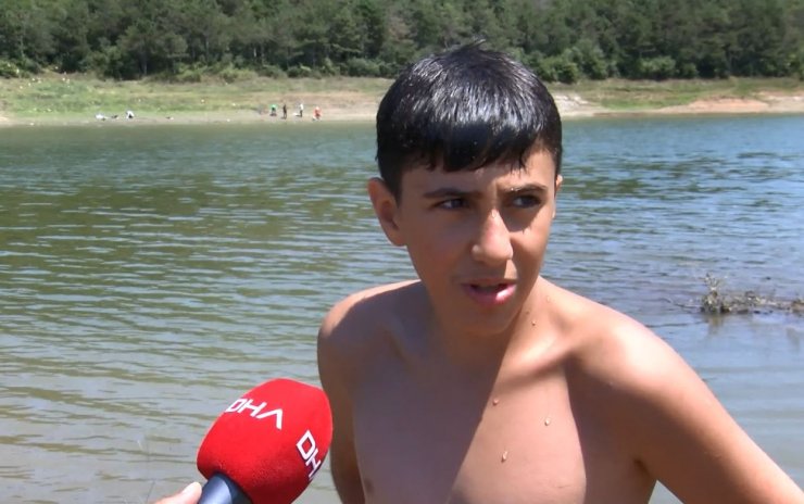 Tehlikeli uyarısına aldırmadan gölde yüzdüler