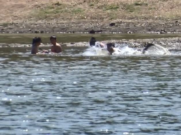 Tehlikeli uyarısına aldırmadan gölde yüzdüler