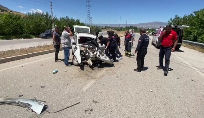 Tır ile çarpışan otomobildeki sürücü öldü