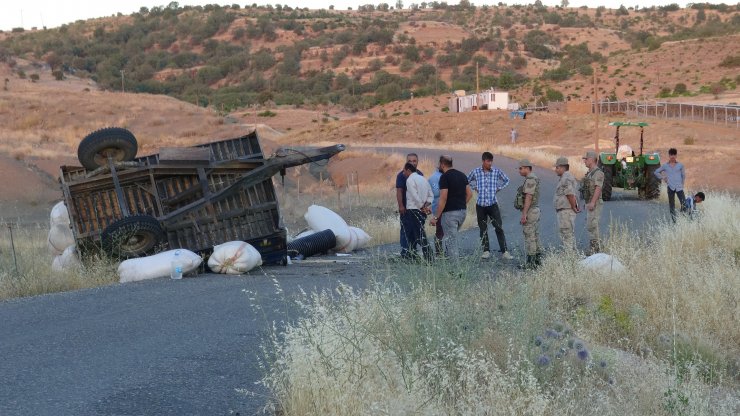 Traktörün saman yüklü römorku devrildi: 2 yaralı