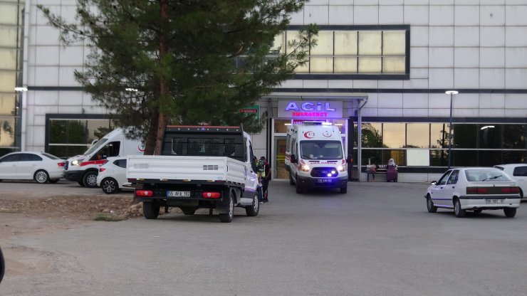 Traktörün saman yüklü römorku devrildi: 2 yaralı