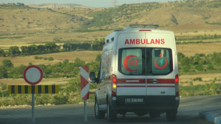 Traktörün saman yüklü römorku devrildi: 2 yaralı