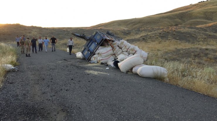 Traktörün saman yüklü römorku devrildi: 2 yaralı