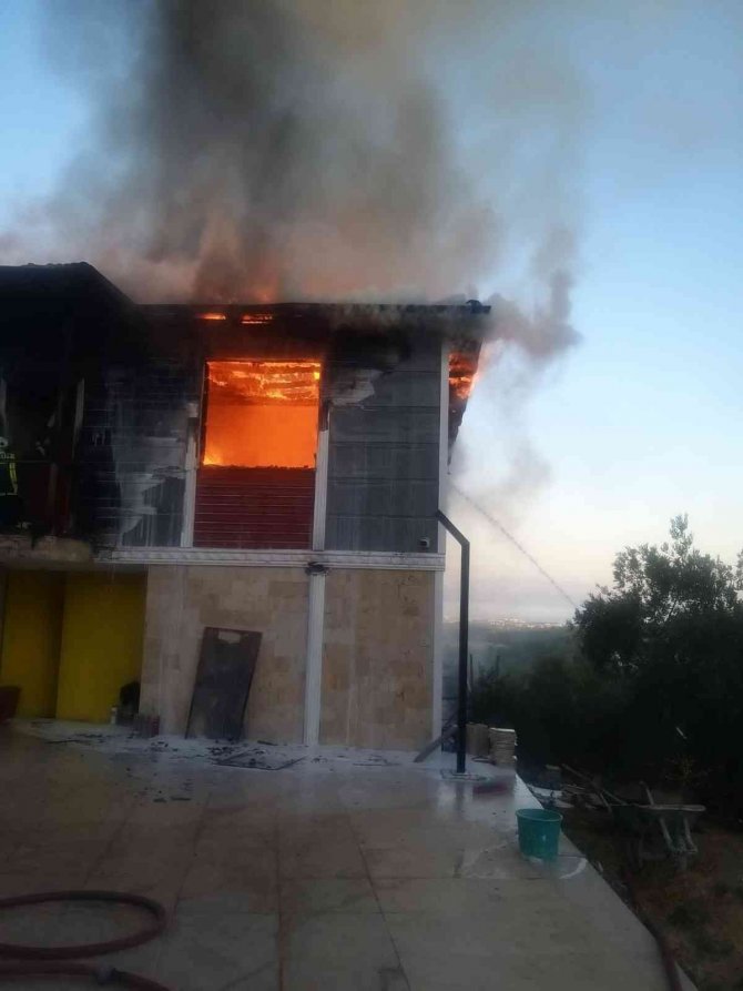 Yangında ev küle döndü