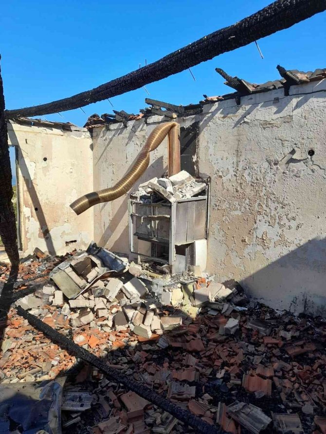 Yangında ev küle döndü