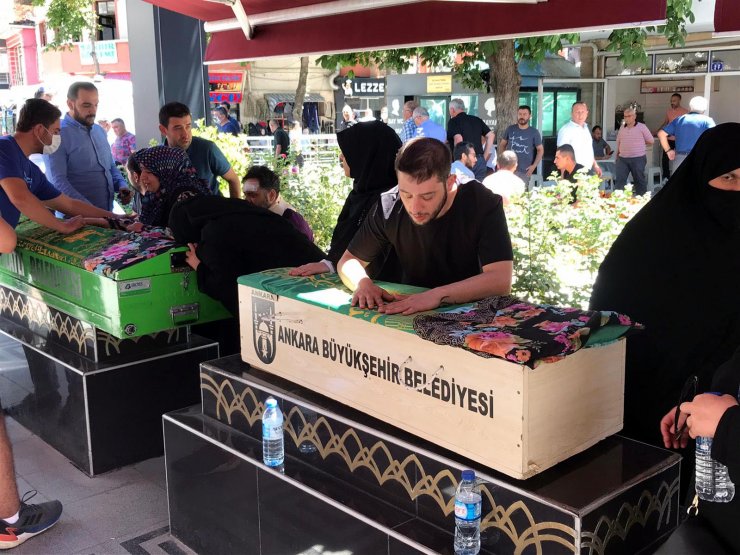 Yaralandığı kazada ölen öğretmen eşi ile 5 yaşındaki kızının cenazesine katıldı