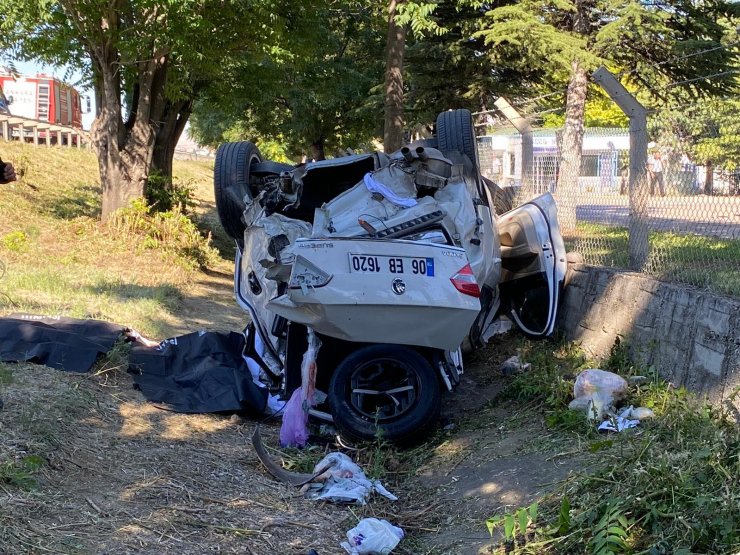 Yaralandığı kazada ölen öğretmen eşi ile 5 yaşındaki kızının cenazesine katıldı