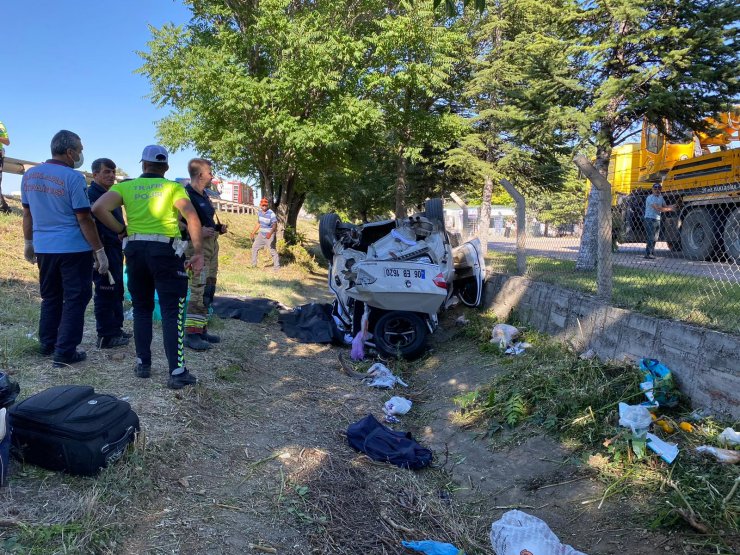 Yaralandığı kazada ölen öğretmen eşi ile 5 yaşındaki kızının cenazesine katıldı