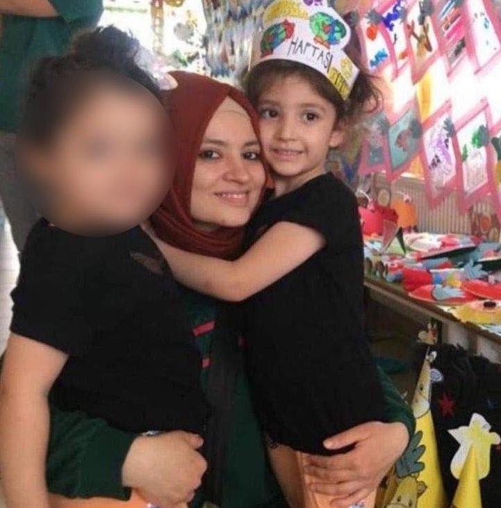 Yaralandığı kazada ölen öğretmen eşi ile 5 yaşındaki kızının cenazesine katıldı