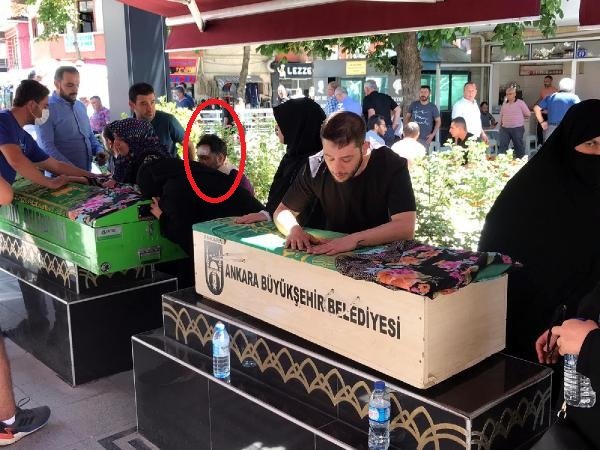 Yaralandığı kazada ölen öğretmen eşi ile 5 yaşındaki kızının cenazesine katıldı