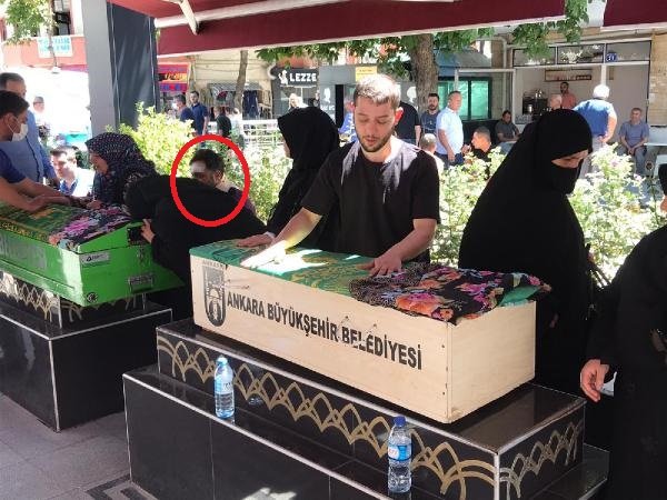 Yaralandığı kazada ölen öğretmen eşi ile 5 yaşındaki kızının cenazesine katıldı