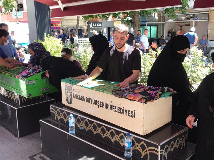 Yaralandığı kazada ölen öğretmen eşi ile 5 yaşındaki kızının cenazesine katıldı