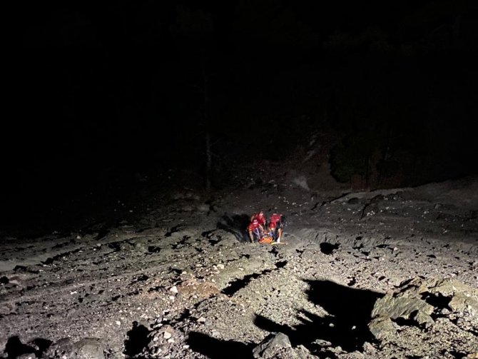 Yol kenarında uçuruma düşen genç UMKE ekiplerince kurtarıldı