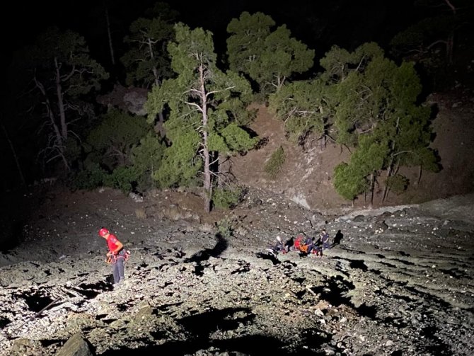 Yol kenarında uçuruma düşen genç UMKE ekiplerince kurtarıldı