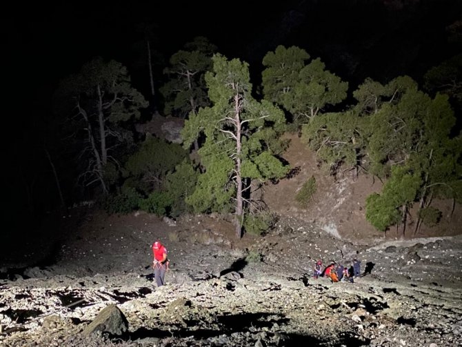 Yol kenarında uçuruma düşen genç UMKE ekiplerince kurtarıldı