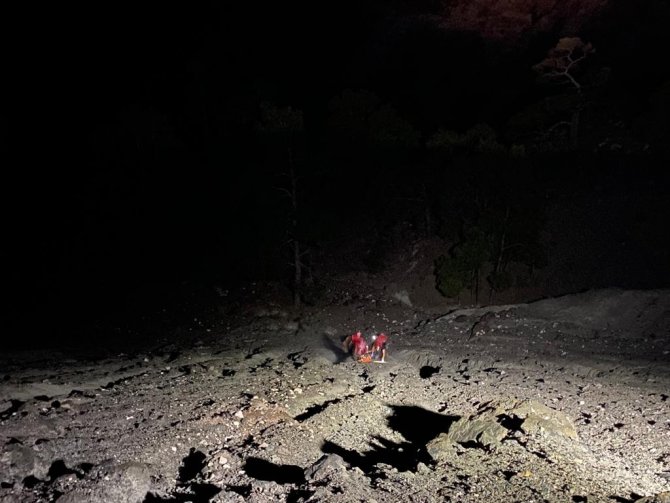 Yol kenarında uçuruma düşen genç UMKE ekiplerince kurtarıldı