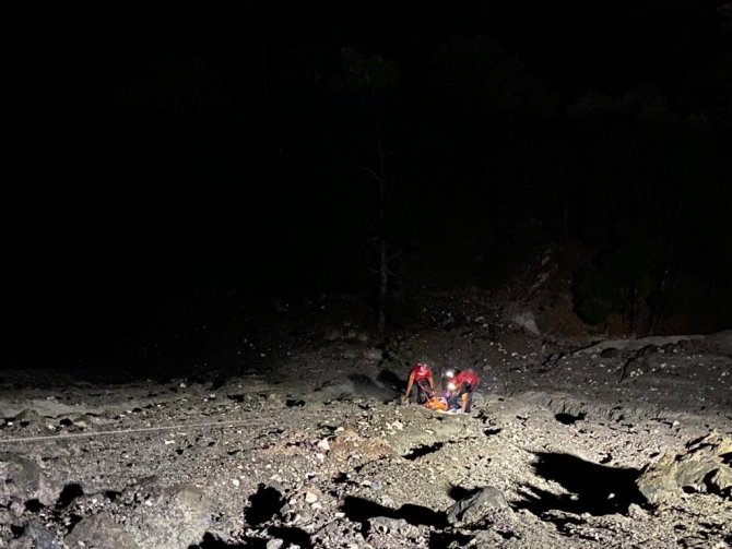 Yol kenarında uçuruma düşen genç UMKE ekiplerince kurtarıldı