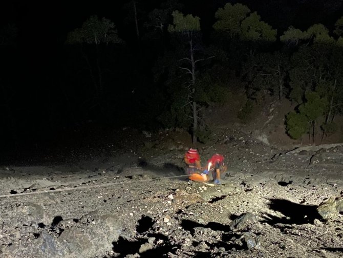 Yol kenarında uçuruma düşen genç UMKE ekiplerince kurtarıldı