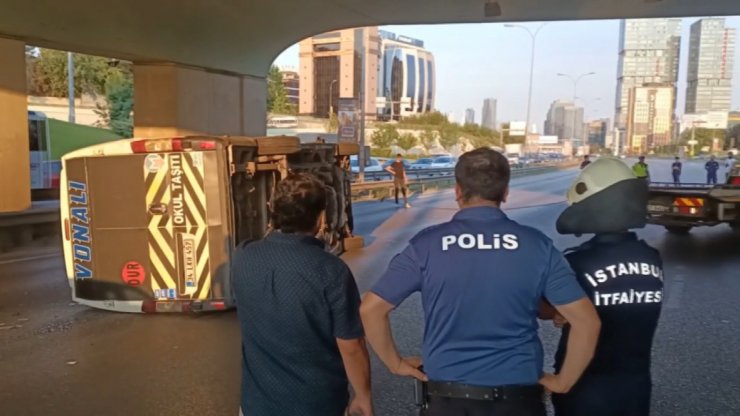 3 aracın karıştığı kazada servis minibüsü devrildi