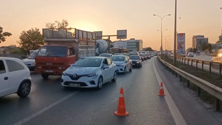 3 aracın karıştığı kazada servis minibüsü devrildi