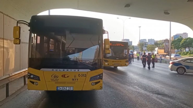 3 aracın karıştığı kazada servis minibüsü devrildi