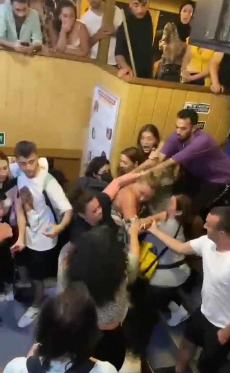 Adalar vapurunda kadın turistler arasında yumruklu kavga