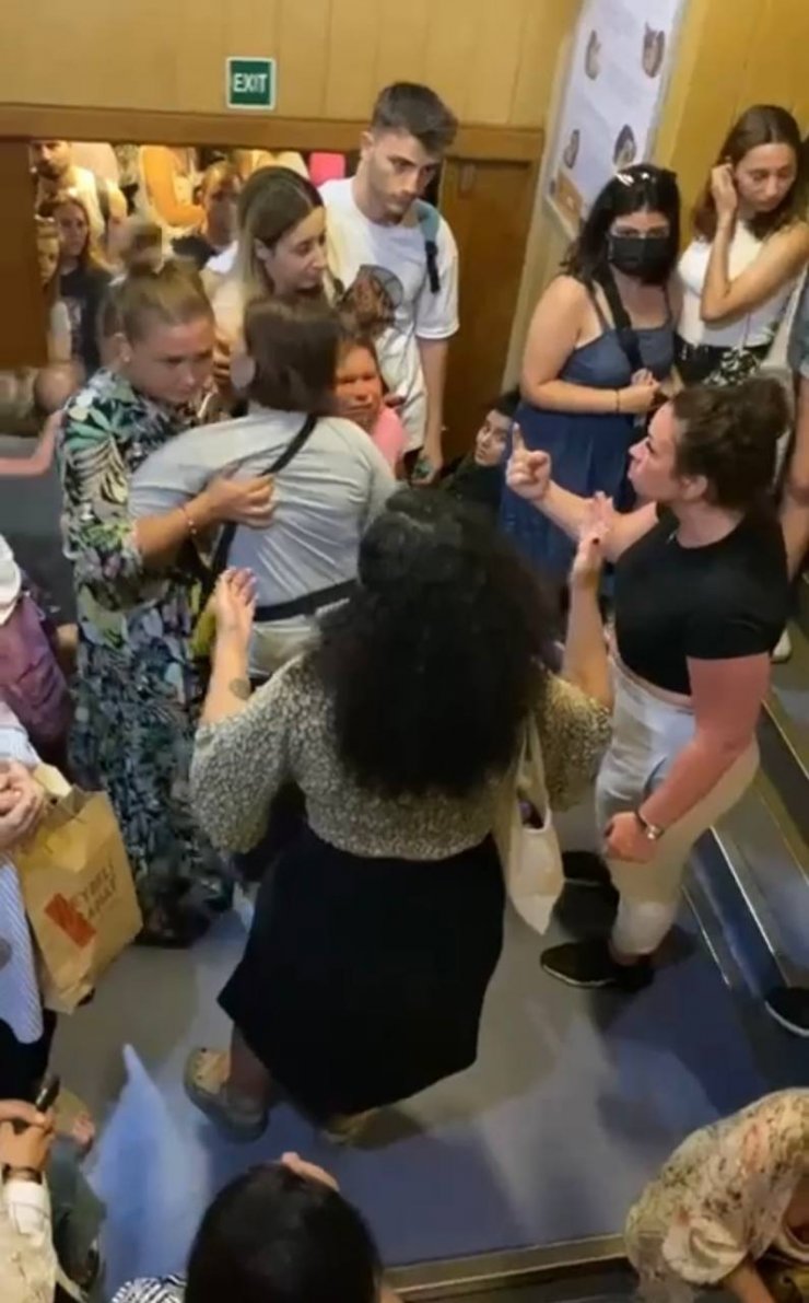 Adalar vapurunda kadın turistler arasında yumruklu kavga