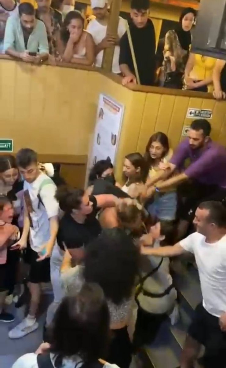 Adalar vapurunda kadın turistler arasında yumruklu kavga