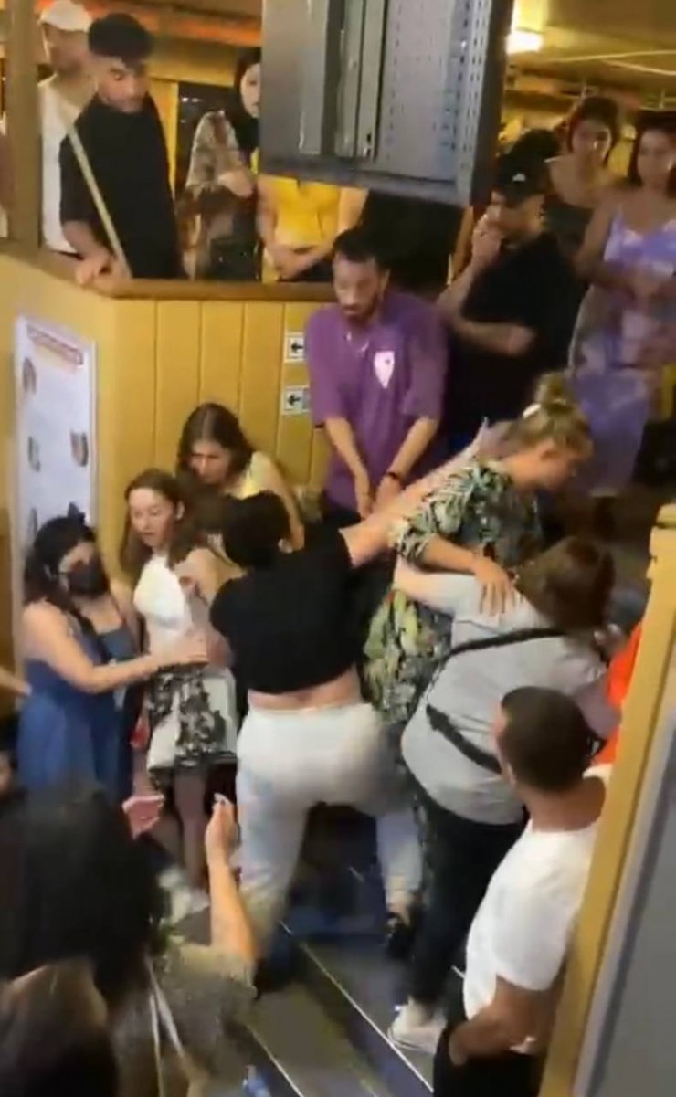 Adalar vapurunda kadın turistler arasında yumruklu kavga