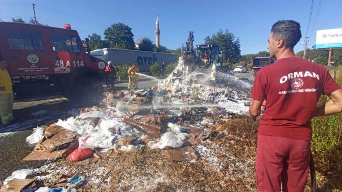 Alev alan çöp kamyonunu orman arazözü söndürdü