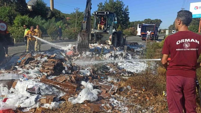 Alev alan çöp kamyonunu orman arazözü söndürdü