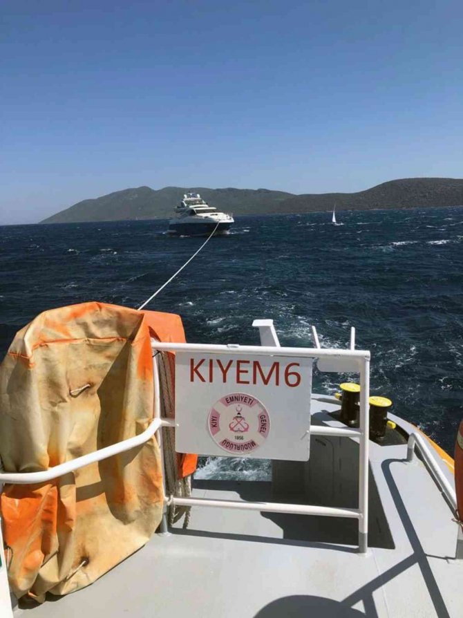 Arızalanan lüks yatı KIYEM ekipleri kurtardı
