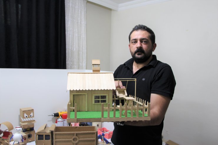 Atık malzemelerden oyuncak yapıp, hasta çocuklara hediye ediyor
