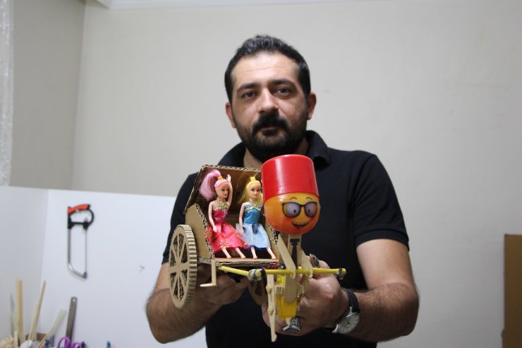 Atık malzemelerden oyuncak yapıp, hasta çocuklara hediye ediyor