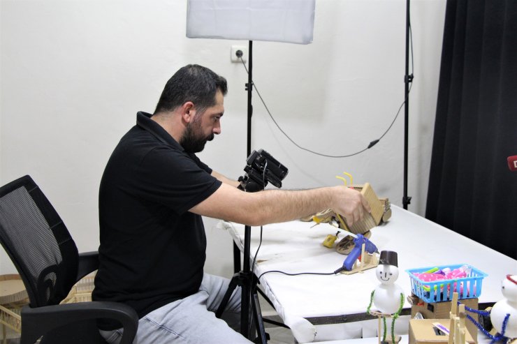 Atık malzemelerden oyuncak yapıp, hasta çocuklara hediye ediyor