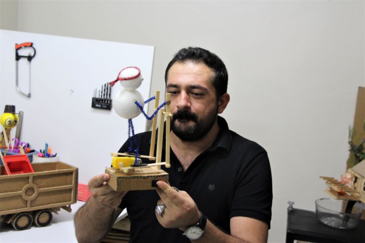 Atık malzemelerden oyuncak yapıp, hasta çocuklara hediye ediyor